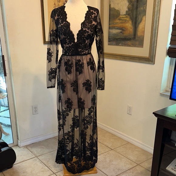 Soie’blu Black Lace Overlay Dress w/ Sheer Sleeves Size Large - Picture 2 of 16